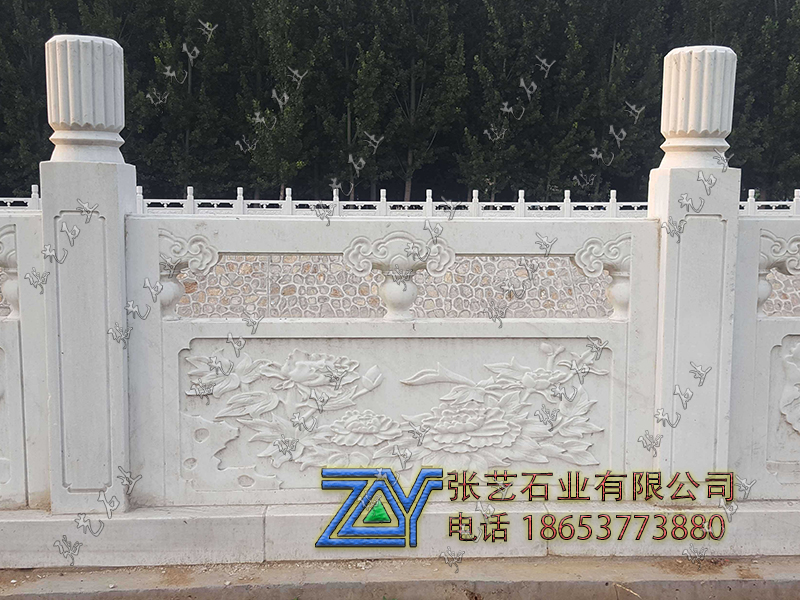 漢白玉石欄桿是一種高檔建筑裝飾材料，以其潔白如玉的外觀、細(xì)膩的紋理和堅(jiān)固的結(jié)構(gòu)廣泛應(yīng)用于高檔住宅、園林景觀、寺廟、橋梁等場(chǎng)所。漢白玉因其獨(dú)特的質(zhì)感和高貴的外觀深受客戶喜愛，而石欄桿作為一種功能性與裝飾性兼具的建筑構(gòu)件，在安全防護(hù)和環(huán)境美化方面發(fā)揮了重要作用。 一、漢白玉石欄桿的尺寸 漢白玉石欄桿的尺寸可根據(jù)實(shí)際應(yīng)用場(chǎng)景進(jìn)行定制，一般標(biāo)準(zhǔn)尺寸如下： 1.立柱高度：常見立柱高度約為80cm至120cm之間，適合護(hù)欄、防護(hù)欄等場(chǎng)所的使用。特殊場(chǎng)所如橋梁或景區(qū)可以設(shè)計(jì)為更高的高度，確保安全性。 2.橫梁寬度：橫梁的寬度通常在5cm至15cm之間，取決于整體設(shè)計(jì)的美觀性與承載需求。寬度較大時(shí)更適用于大型建筑和場(chǎng)景，顯得穩(wěn)重大氣。 3.欄板高度：欄板（中間連接的部分）的高度一般在50cm至100cm之間，可根據(jù)所需的裝飾效果與安全標(biāo)準(zhǔn)進(jìn)行調(diào)整。 4.間距：立柱之間的間距通常為80cm至120cm，根據(jù)護(hù)欄的風(fēng)格和設(shè)計(jì)需求靈活調(diào)節(jié)，既保持安全性又兼顧整體美觀。 所有尺寸都可以根據(jù)場(chǎng)地要求和客戶喜好定制，以確保與建筑風(fēng)格和環(huán)境相得益彰。 二、漢白玉石欄桿的特點(diǎn) 1.高端美觀 漢白玉以其純白、細(xì)膩的質(zhì)感著稱，石欄桿由漢白玉制成，外觀華麗，質(zhì)感細(xì)膩，能夠?yàn)榻ㄖ臻g帶來高貴典雅的氣質(zhì)。無論是用于傳統(tǒng)古典建筑還是現(xiàn)代景觀設(shè)計(jì)，漢白玉石欄桿都能與環(huán)境和諧融入，成為視覺焦點(diǎn)。 2.堅(jiān)固耐用 漢白玉具有極高的硬度和抗壓性能，漢白玉石欄桿不僅美觀，而且非常耐用。它能夠長(zhǎng)時(shí)間抵御風(fēng)吹雨打，不易受到外界環(huán)境的侵蝕，尤其適合用于戶外場(chǎng)所。此外，漢白玉的表面經(jīng)過拋光處理后，能在長(zhǎng)期使用中保持光亮如新。 3.易于雕刻 漢白玉質(zhì)地細(xì)膩，適合進(jìn)行精細(xì)的雕刻。石欄桿常常采用復(fù)雜的雕刻工藝，如祥云、花卉、龍鳳等圖案，為建筑增添文化與藝術(shù)氣息。無論是簡(jiǎn)單的直線條設(shè)計(jì)，還是復(fù)雜的雕花鏤空結(jié)構(gòu)，都能展現(xiàn)出漢白玉獨(dú)特的藝術(shù)美感。 4.環(huán)保天然 漢白玉作為天然石材，不含任何有害物質(zhì)，是一種環(huán)保、無污染的建筑材料。石欄桿由天然漢白玉制作，符合現(xiàn)代社會(huì)對(duì)健康和環(huán)保的要求。 三、應(yīng)用場(chǎng)景 漢白玉石欄桿廣泛應(yīng)用于園林景觀、寺廟建筑、橋梁護(hù)欄、住宅庭院等場(chǎng)所。其高貴的外觀和卓越的物理性能，使其成為大型公共建筑和私人豪宅中常見的裝飾性防護(hù)構(gòu)件。不論是古典風(fēng)格的建筑還是現(xiàn)代化的設(shè)計(jì)，漢白玉石欄桿都能提升整體的藝術(shù)與文化氛圍。 漢白玉石欄桿憑借其高端美觀、堅(jiān)固耐用和環(huán)保特性，成為建筑裝飾中備受青睞的選擇。它不僅提供安全防護(hù)，還能為建筑物增添優(yōu)雅與大氣，成為提升整體環(huán)境品質(zhì)的重要元素。